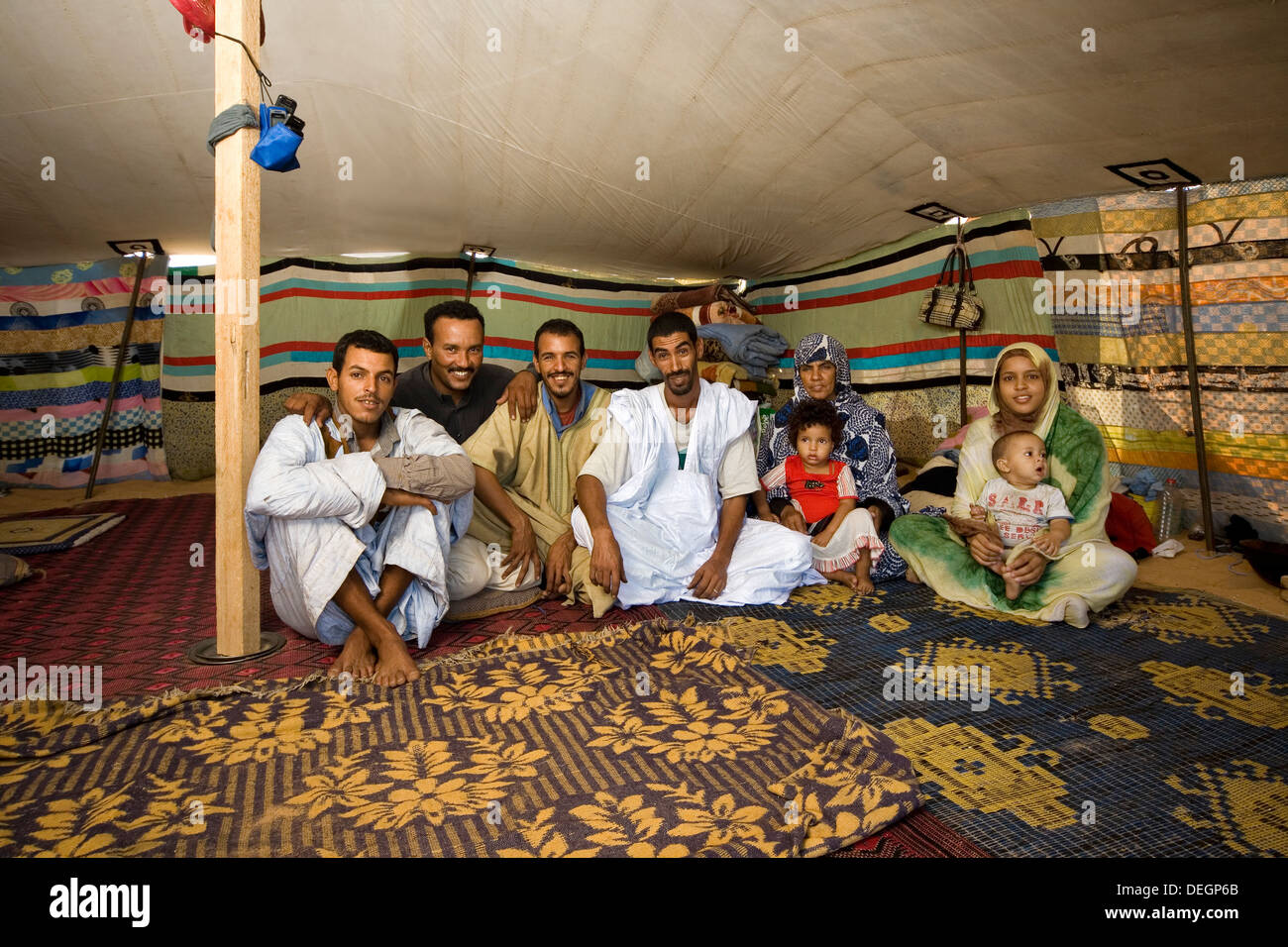 Islamico famiglia nomade all'interno di zona giorno e zona notte di casa propria tenda NW deserto del Sahara, Mauritania, Africa occidentale Foto Stock