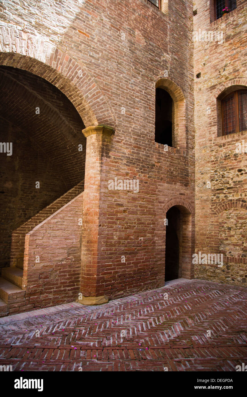 Cortile di un hotel, Castello delle Quattro Torra a Siena, Toscana, Italia Foto Stock