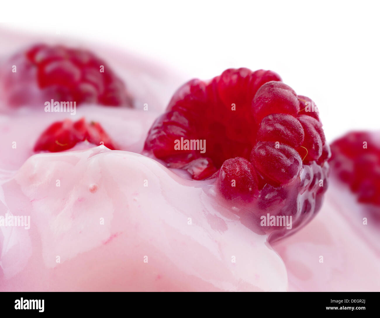 Il lampone maturo e yogurt closeup Foto Stock