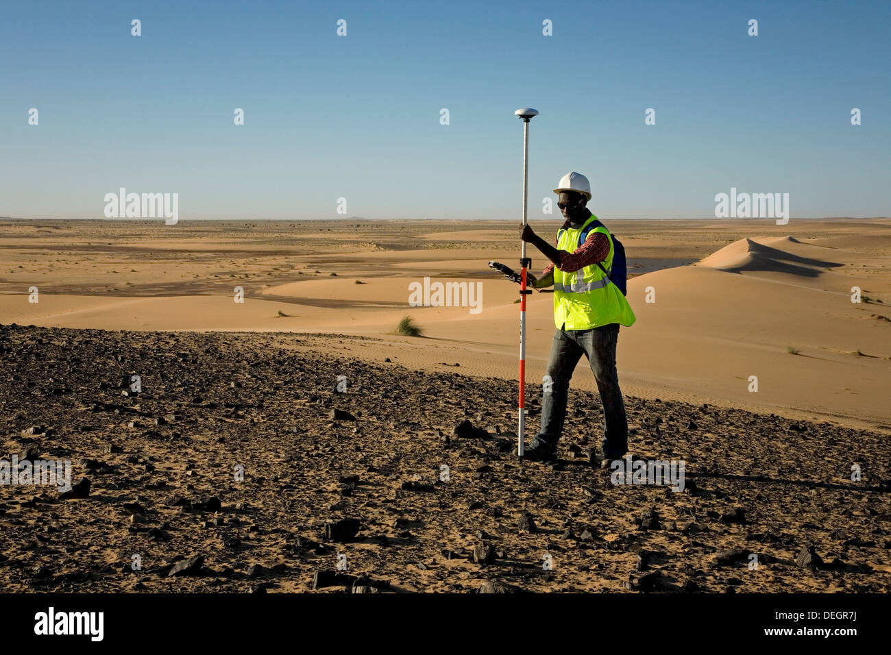 Geometra geologico utilizzando il GPS differenziale di attrezzatura per un digital terrain sondaggio nelle dune del deserto del Sahara, Mauritania Foto Stock