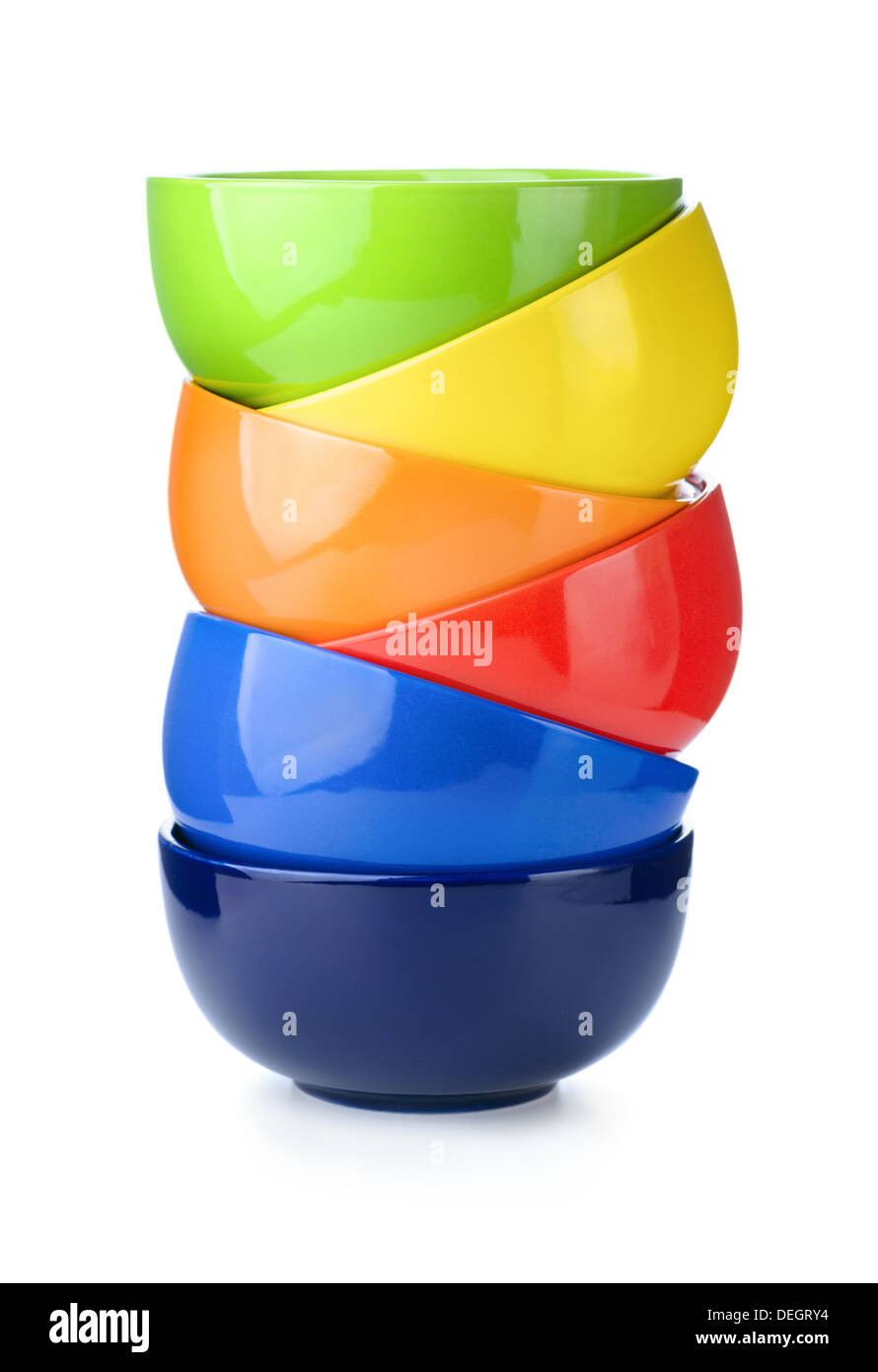 6 tazze di ceramica in una pila. Isolato su sfondo bianco Foto Stock