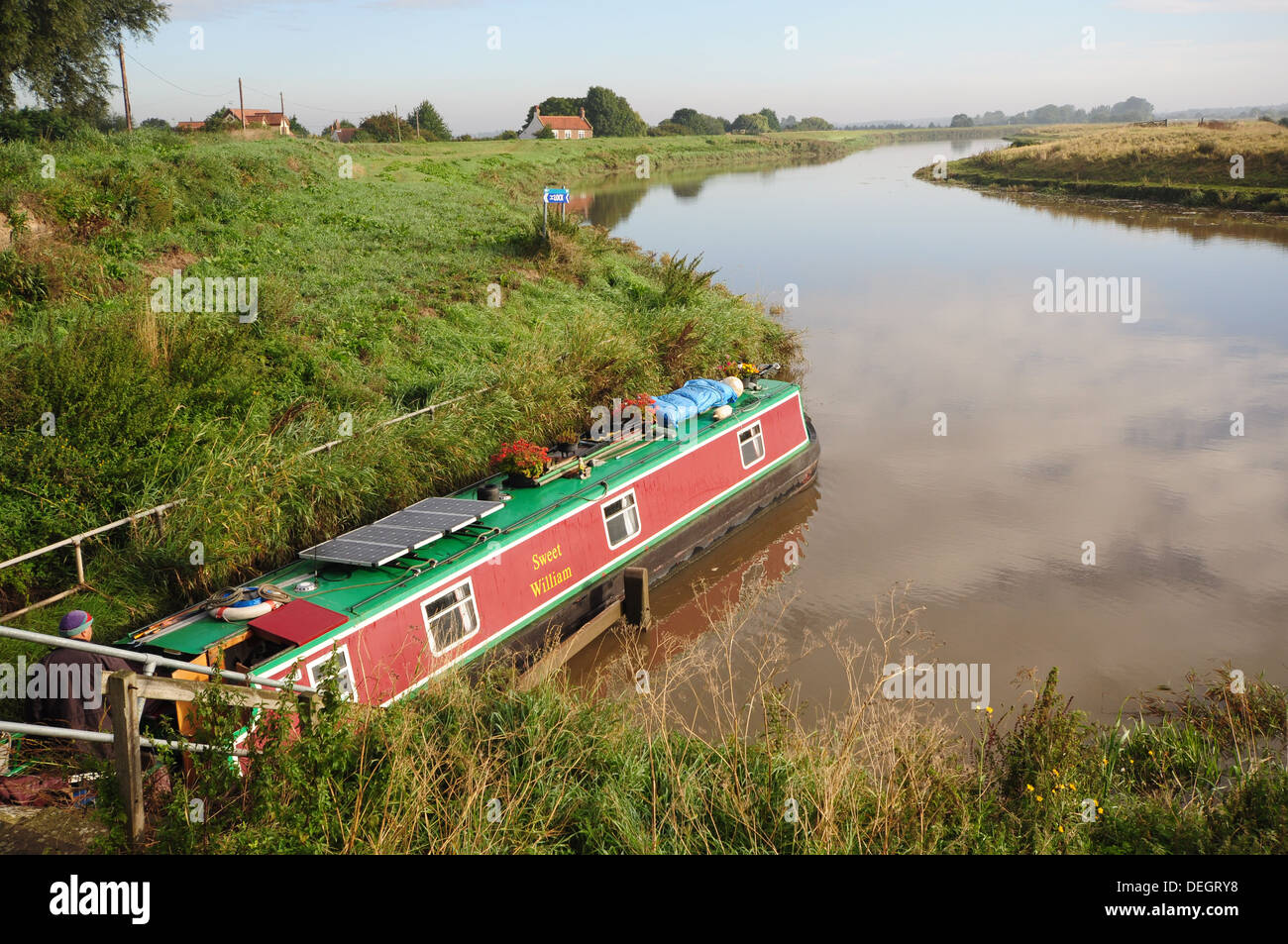 Barca lasciando Salter's Lode lock e ben Creek e immissione di Fiume Great Ouse, Fenland. Foto Stock