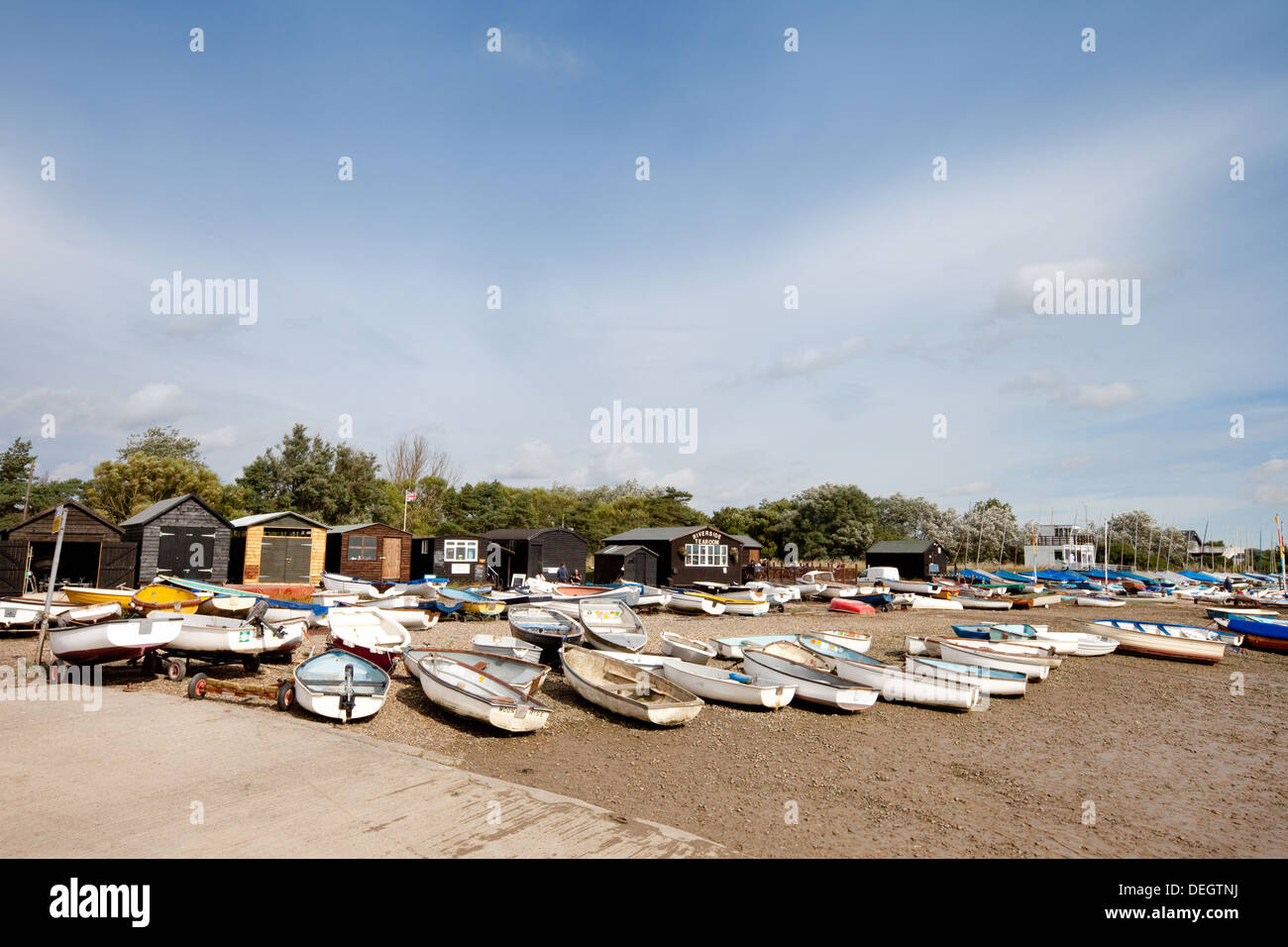 Barche tirate fino in spiaggia a Orford village, la costa di Suffolk, East Anglia England, Regno Unito Foto Stock
