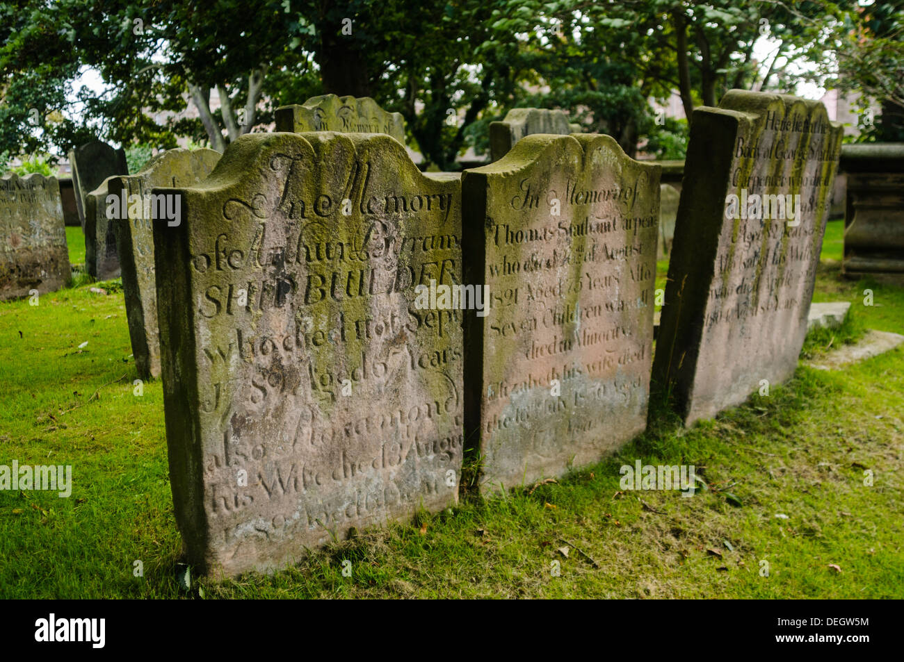 Le lapidi in un cimitero vecchio risalente al 1789 Foto Stock