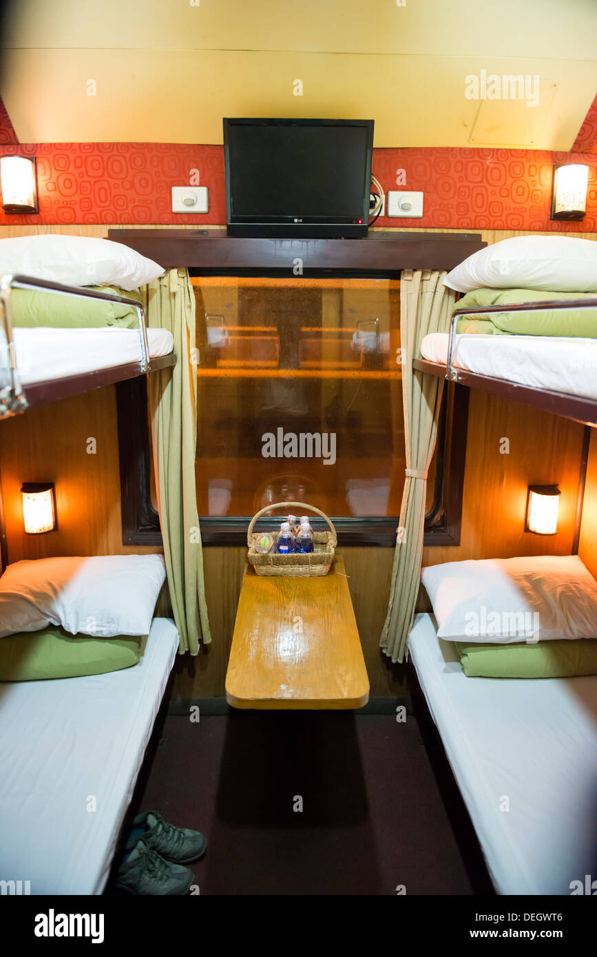 Cabina interna di Hanoi a Lao Cai treno ad Hanoi stazione ferroviaria, Hanoi, Vietnam Foto Stock