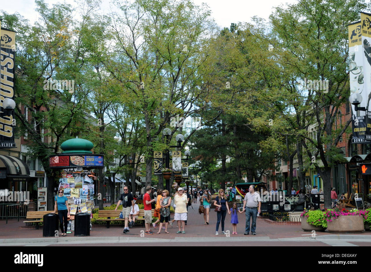 Pearl Street nel centro di Boulder è uno dei quartieri più alla moda con la gente del posto e turisti. Foto Stock