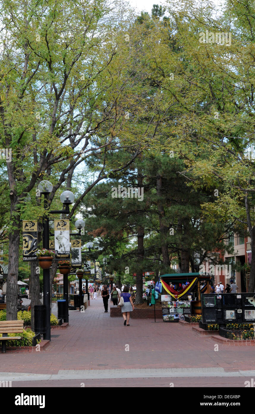 Pearl Street nel centro di Boulder è uno dei quartieri più alla moda con la gente del posto e turisti. Foto Stock