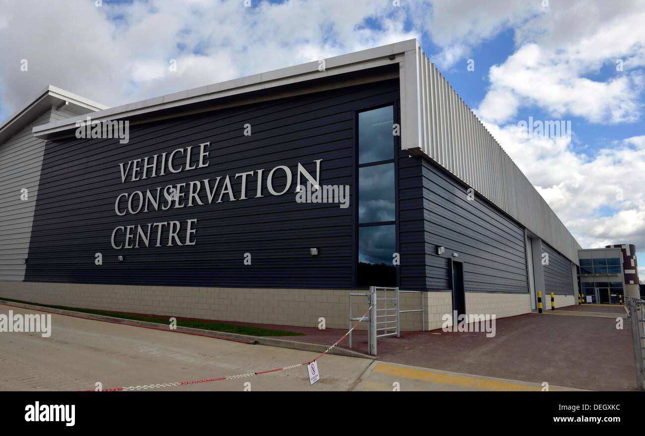 Bovington Tank Museum, l'apertura di un nuovo veicolo Conservation Centre edificio parte finanziati dal fondo della lotteria. Il Dorset, Gran Bretagna, Regno Unito 18 Settembre 2013 Credit: Geoff Moore/Dorset Media Service/Alamy Live News Foto Stock