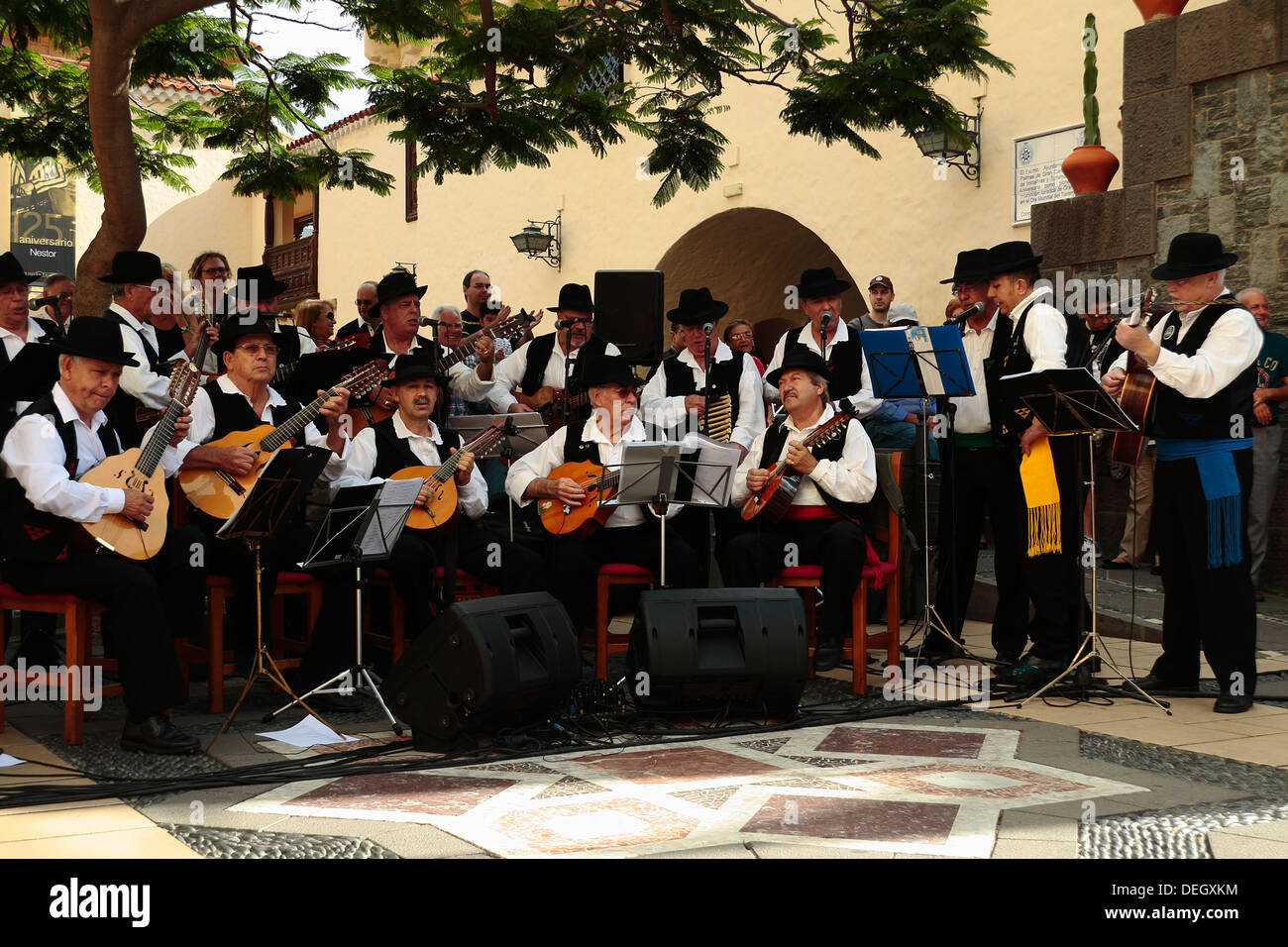 Un tipico canario tradizionale band, riproduzione di vari strumenti a corda. Foto Stock