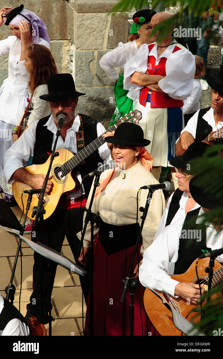 Canario tradizionale il cantante e i musicisti in costume. Foto Stock