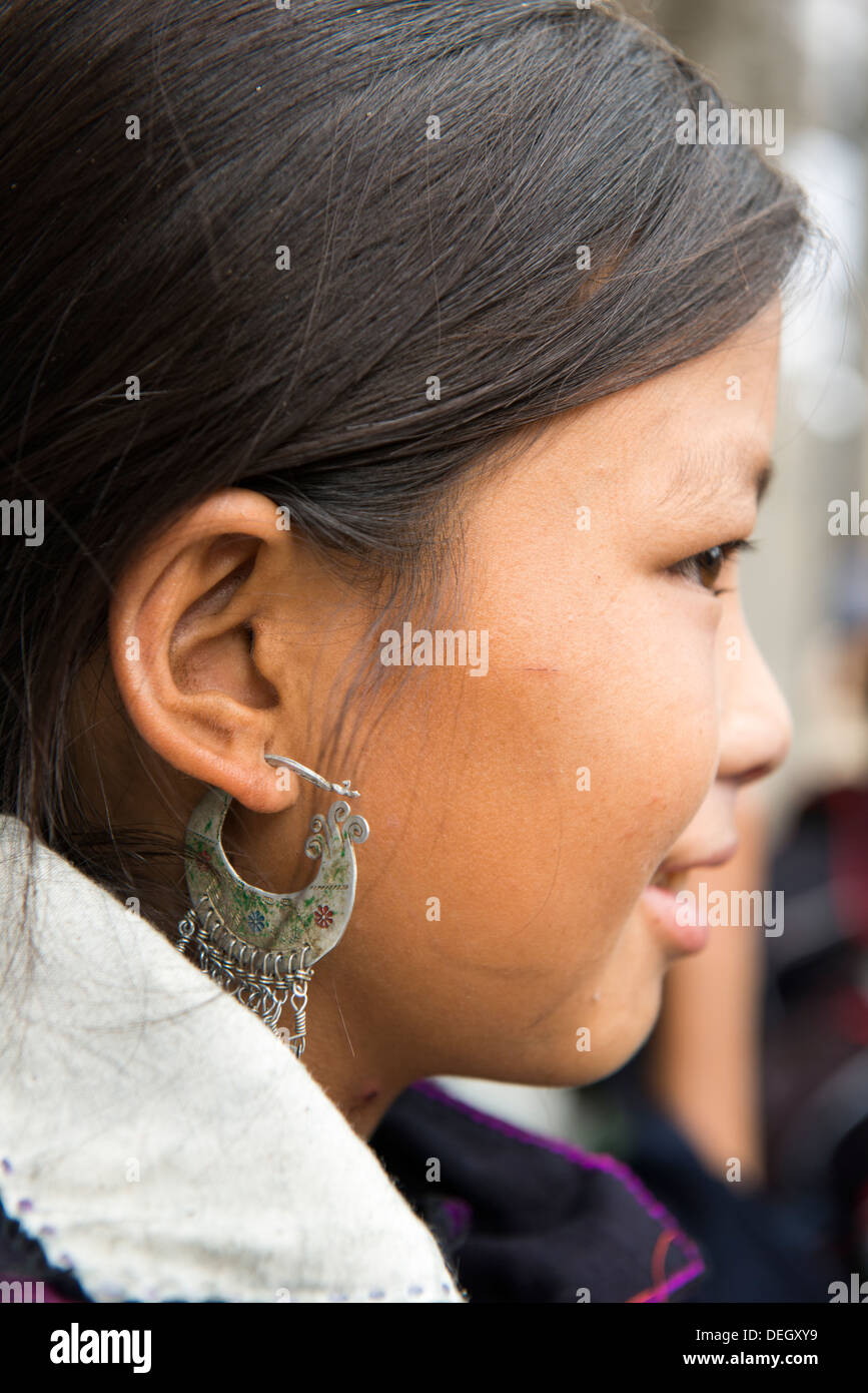 Bambina visualizza orecchino tradizionale fatta da argento, Sa Pa, Vietnam Foto Stock