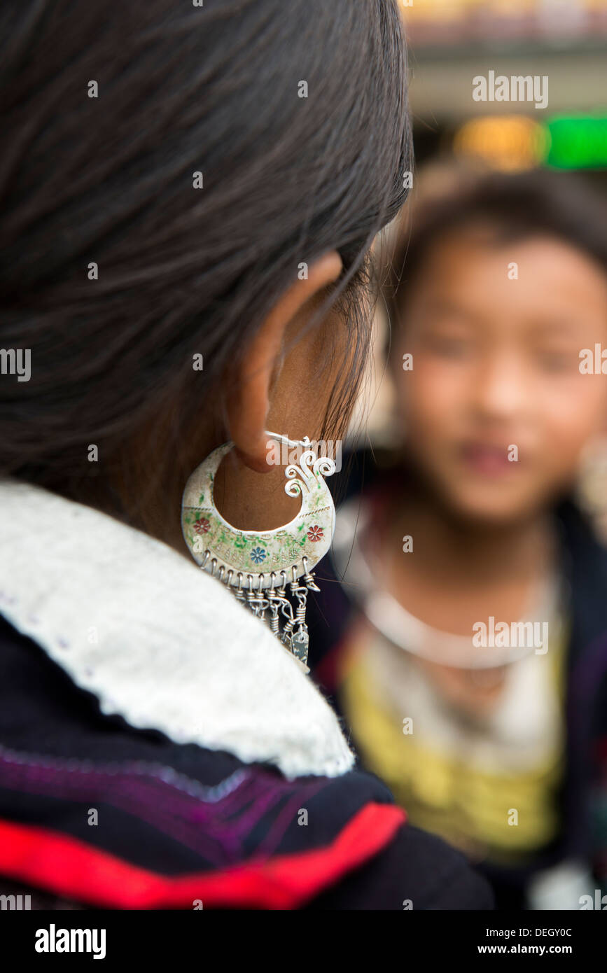 Bambina visualizza orecchino tradizionale fatta da argento, Sa Pa, Vietnam Foto Stock