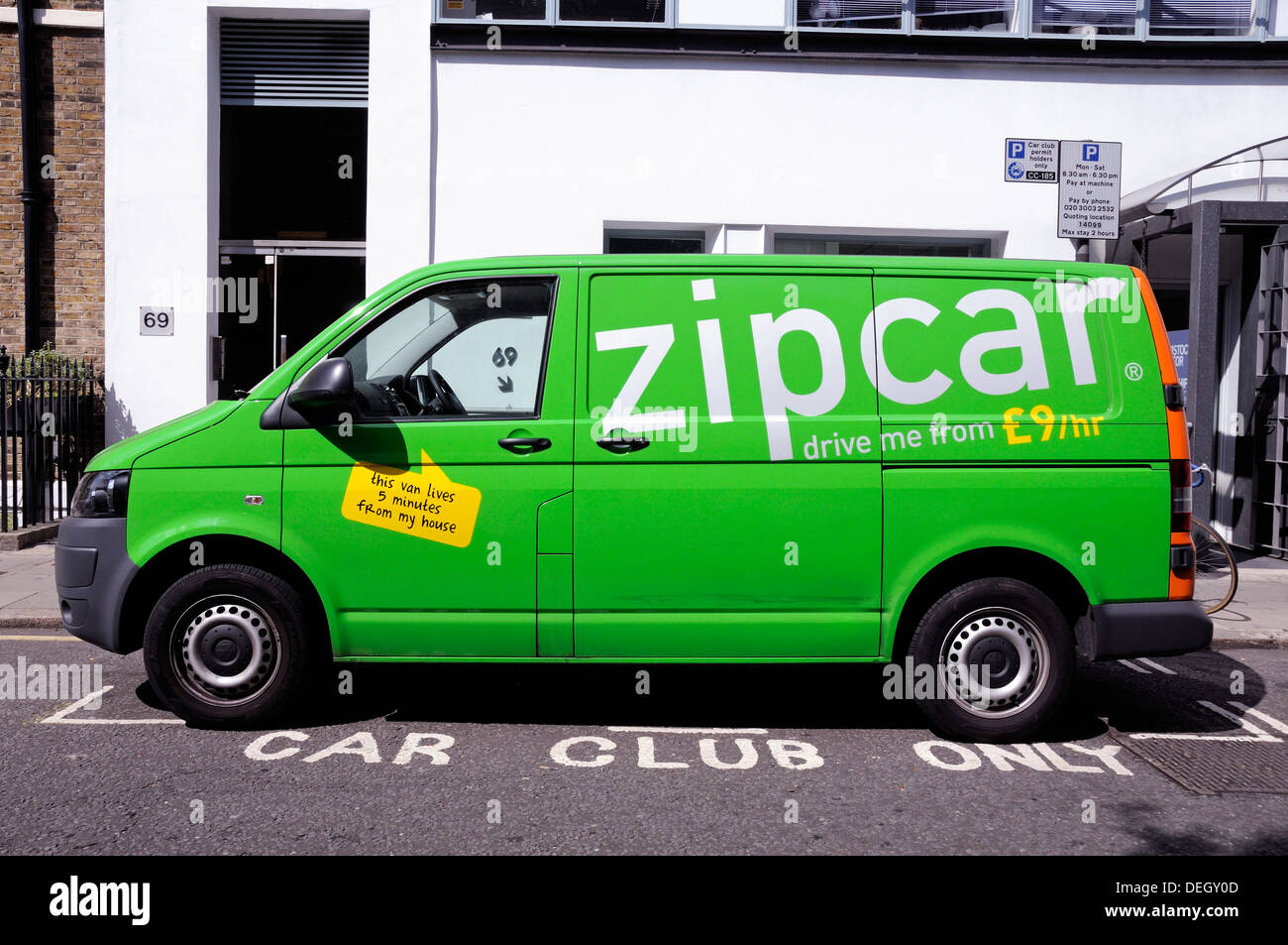 Green Zipcar Van parcheggiato in automobile club parcheggio Bay, Central London, England, Regno Unito Foto Stock