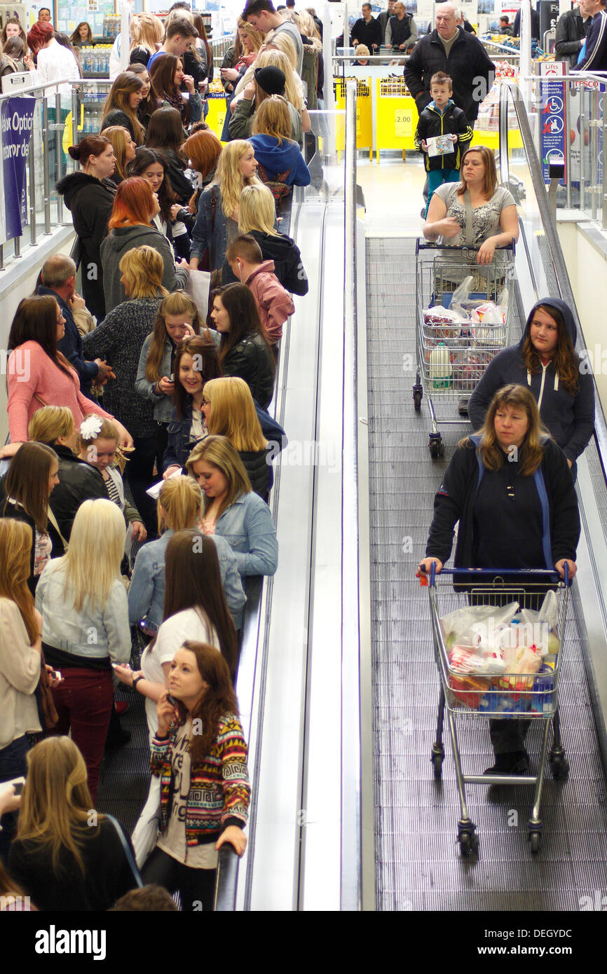 Coda di ventilatori per soddisfare la reality TV star Joey Essex in un supermercato Tesco durante i suoi capelli prodotto tour promozionale, REGNO UNITO Foto Stock