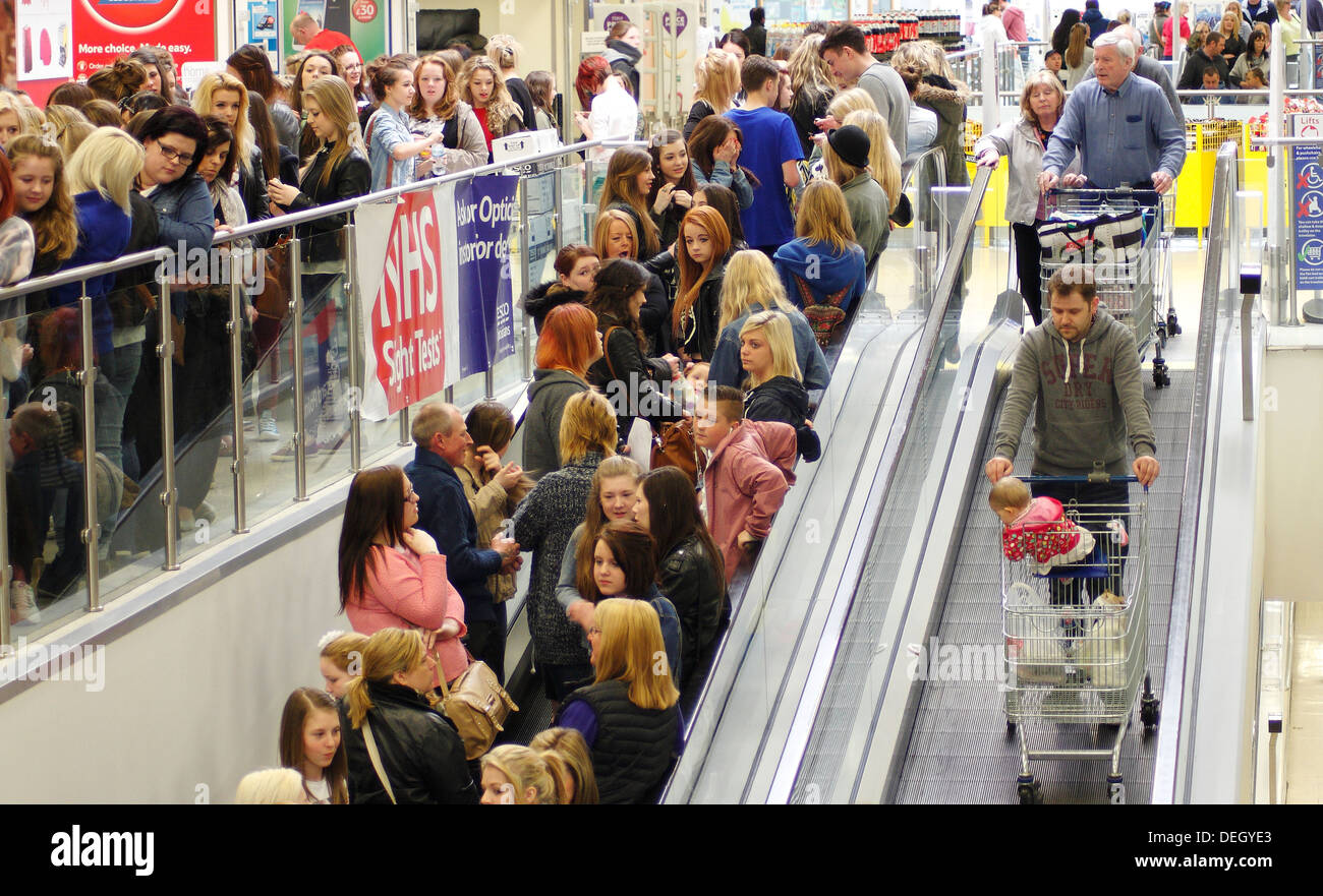 Coda di ventilatori per soddisfare la reality TV star Joey Essex in un supermercato Tesco durante i suoi capelli prodotto tour promozionale, REGNO UNITO Foto Stock
