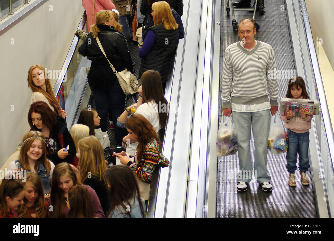 Coda di ventilatori per soddisfare la reality TV star Joey Essex in un supermercato Tesco durante i suoi capelli prodotto tour promozionale, REGNO UNITO Foto Stock