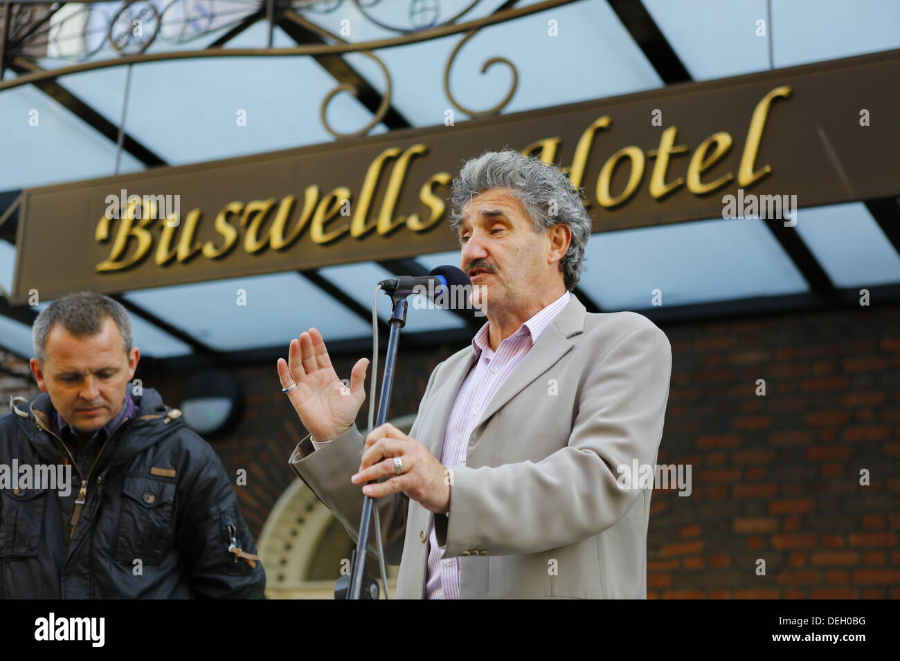 Dublino, Irlanda. 18 settembre 2013. TD indipendenti (membro del parlamento) John Halligan risolve la protesta. I manifestanti di tenere un assemblea popolare al di fuori del Dail (Parlamento irlandese), per discutere di austerità in gruppi più piccoli. Il gruppo era parte di una giornata di proteste di coincidere con il ritorno del TDS (membri del parlamento) dal loro pausa estiva. Credito: Michael Debets/Alamy Live News Foto Stock