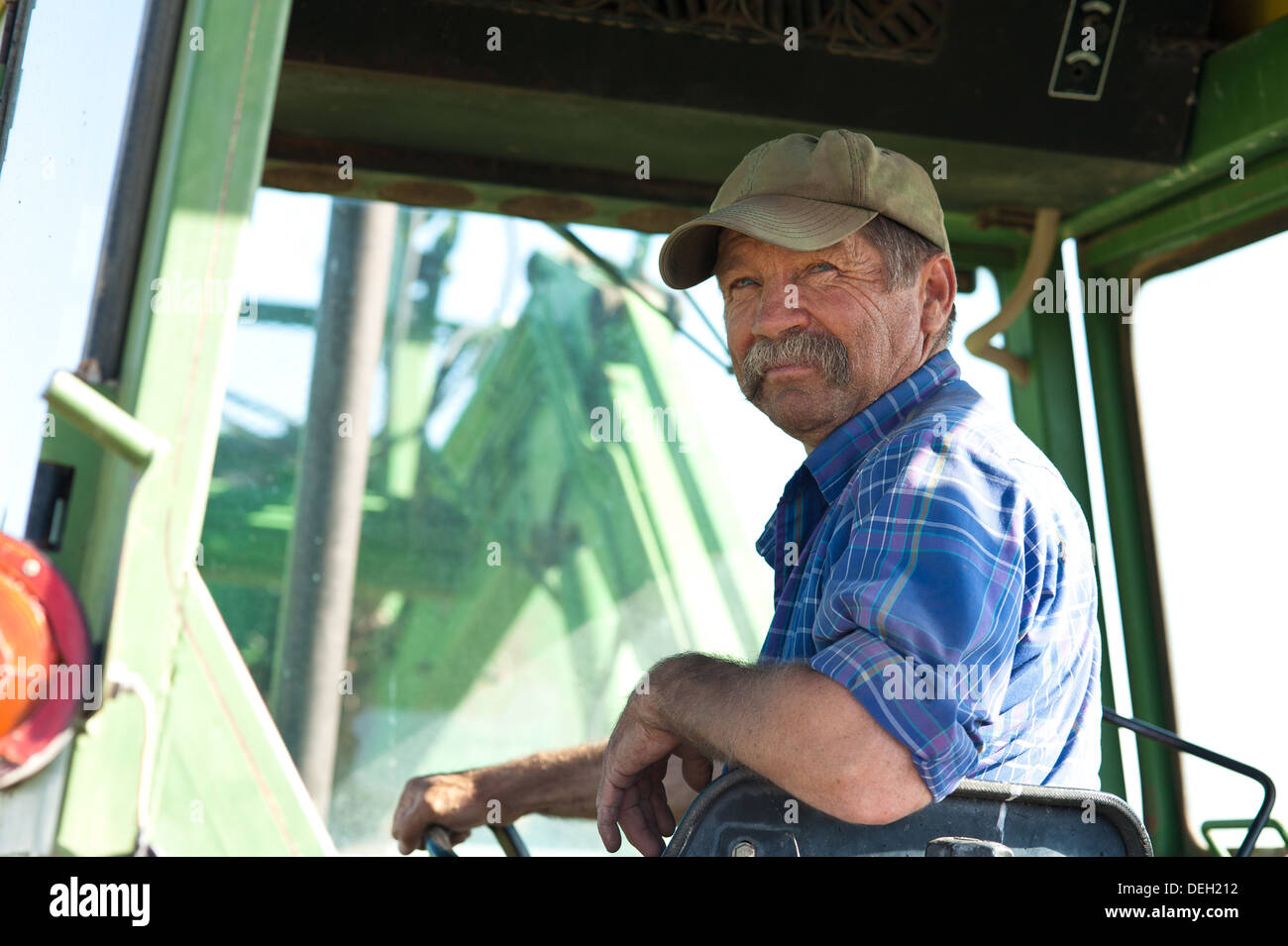 Il contadino nel suo trattore Foto Stock