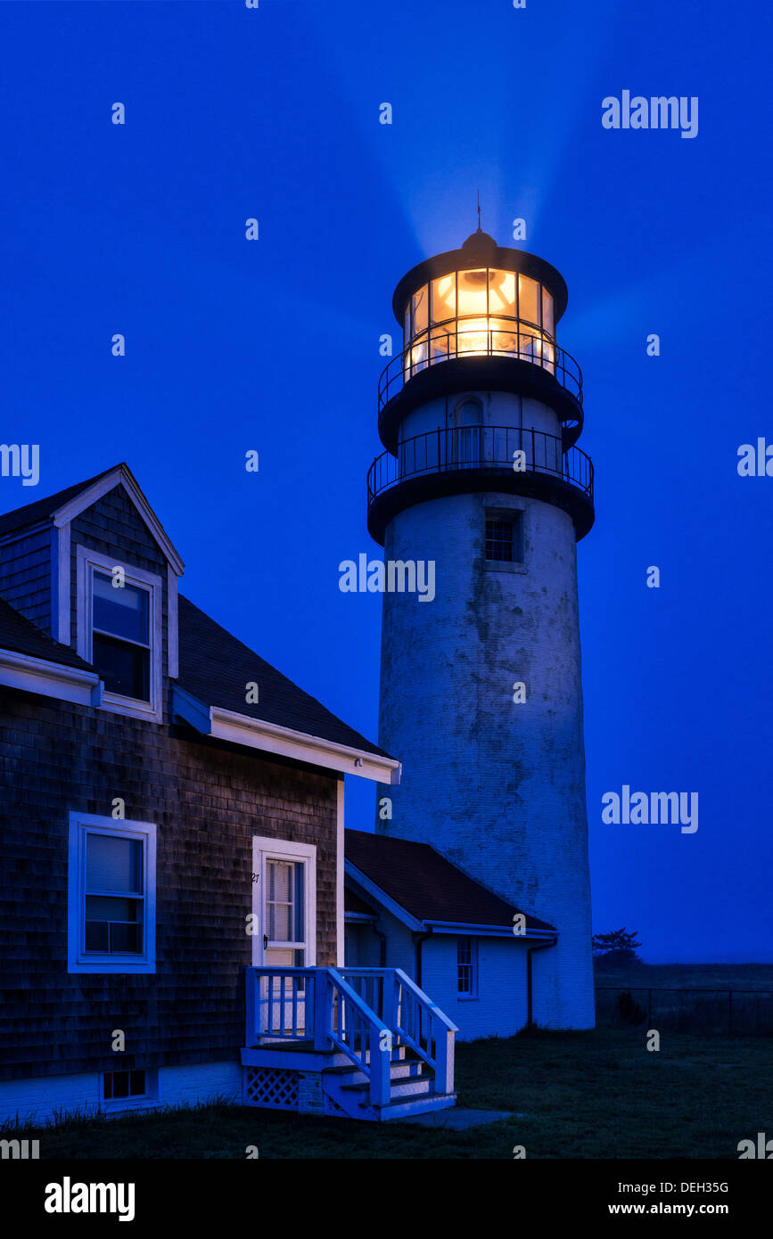Ligthouse getta luce guida nel buio della notte blu, Truro, Cape Cod, Massachusetts, STATI UNITI D'AMERICA Foto Stock Ligthouse getta luce guida nel buio della notte blu, Truro, Cape Cod, Massachusetts, STATI UNITI D'AMERICA Foto Stock