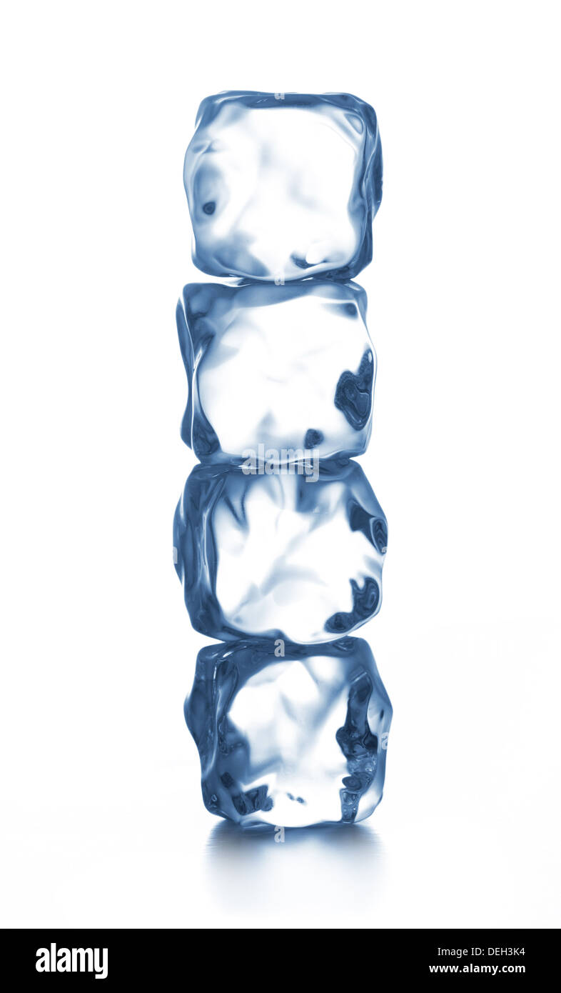 Cubetti di ghiaccio isolato su bianco. Кубики льда, изолированныe на белом фоне Foto Stock
