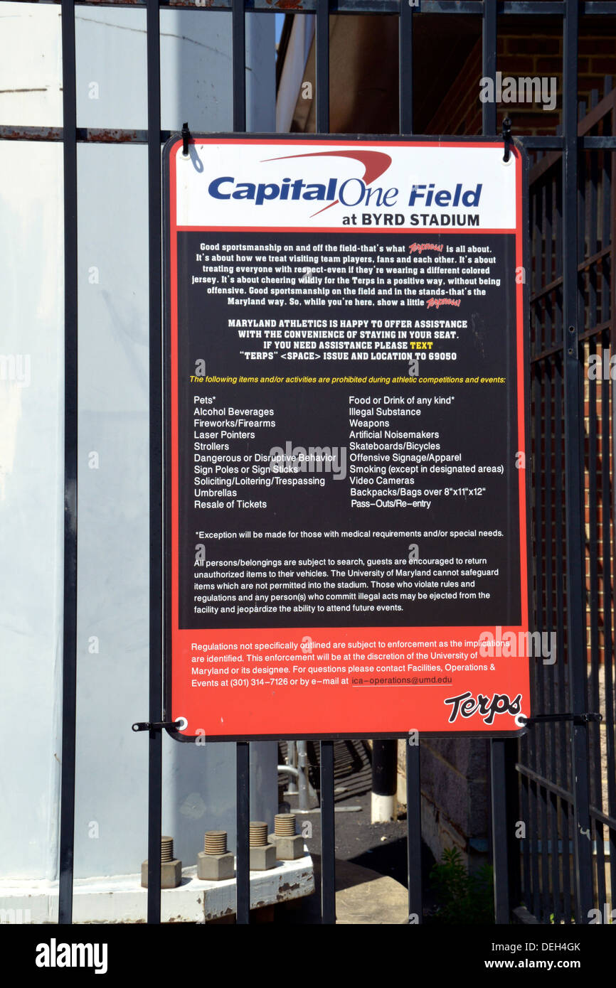Il segno inviato al di fuori della capitale una campo da calcio presso la University of Maryland in College Park, Maryland Foto Stock
