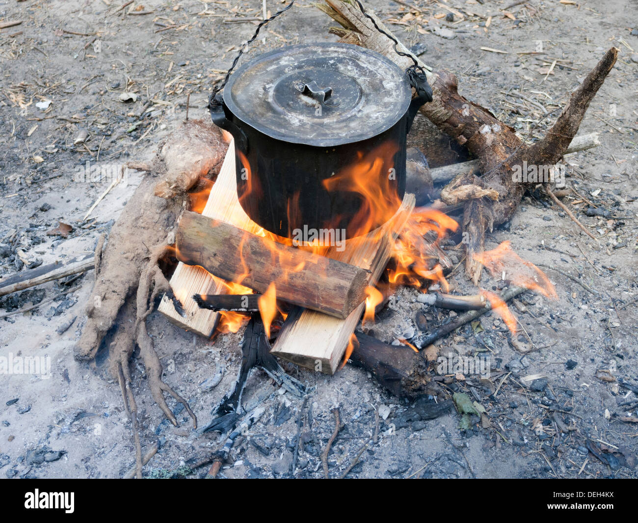 Vecchio pot nero è appeso sopra il falò Foto Stock