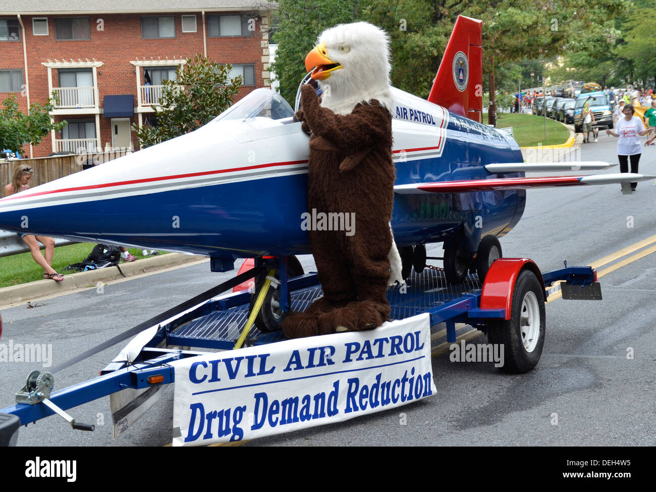 Civil Air Patrol mockup di un getto con il lacrosse squadra mascotte a cavallo sul jet Foto Stock