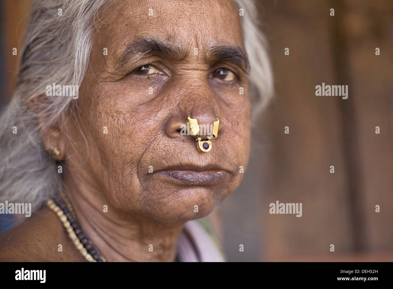 Donna con anello al naso, tribù Oriya, Orissa, India. Facce rurali dell' India Foto stock - Alamy