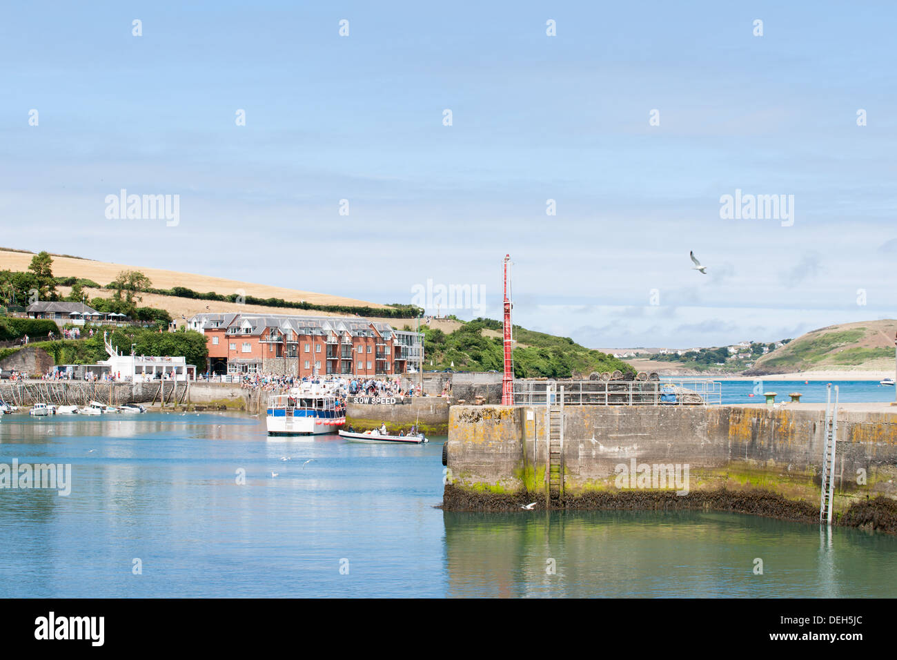 Seawall proteggere il porto interno a Padstow, Cornwall, Inghilterra. Barche da pesca e da diporto entrano nell'area protetta di mo Foto Stock