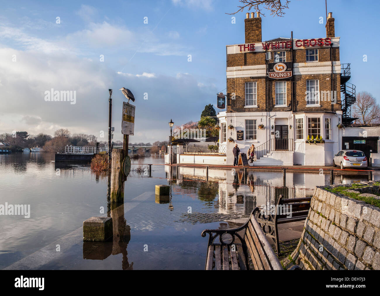 'The White Cross' Pub con il fiume Tamigi allagato in alta marea - Richmond upon Thames, Greater London, Surrey, Inghilterra, Regno Unito Foto Stock