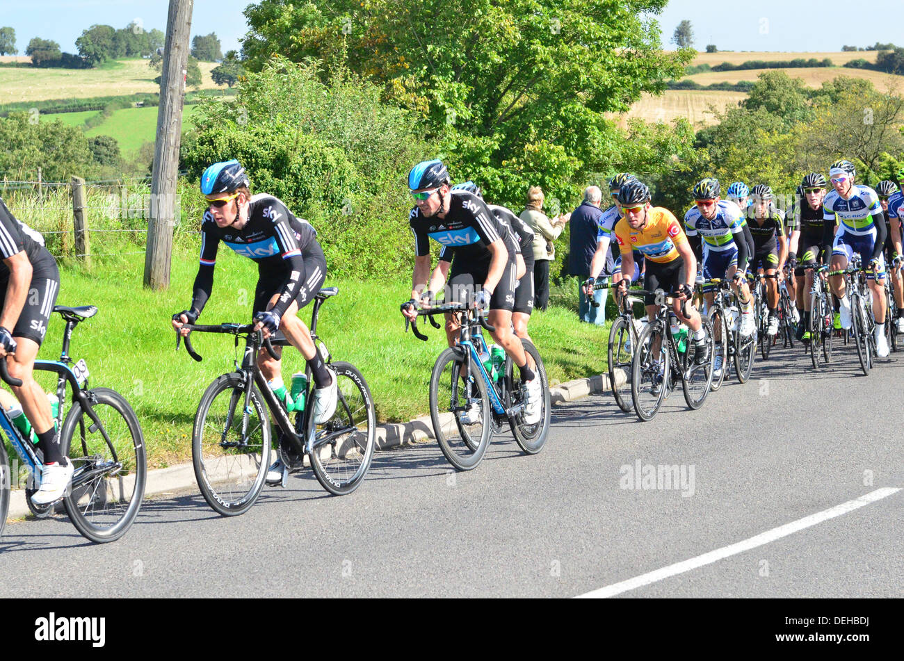 Tour della Gran Bretagna Cycle Race 2012 con il peloton compresi Sir Bradley Wiggins e Mark Cavendish Foto Stock