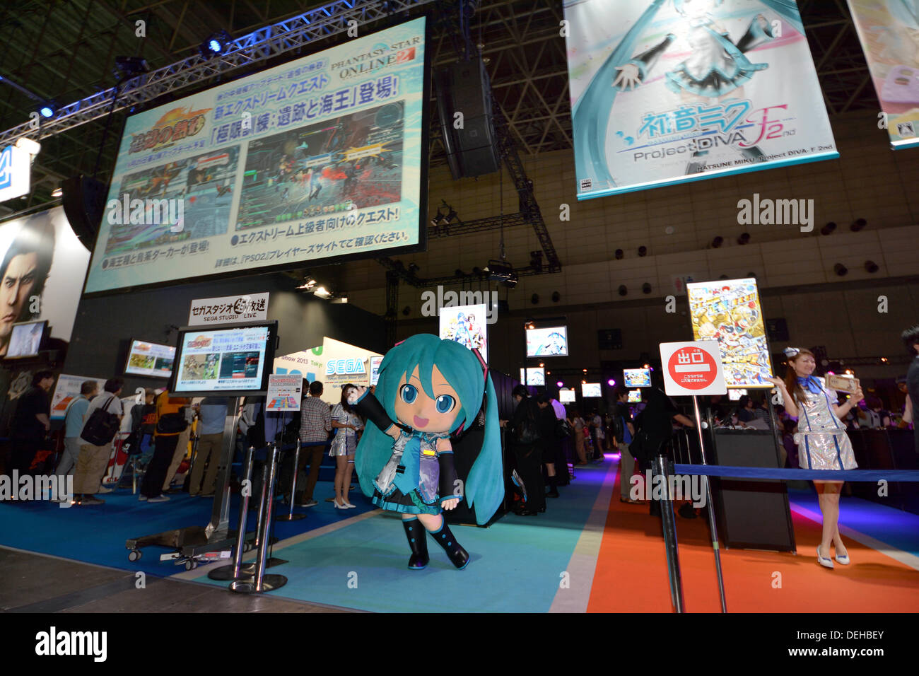 Tokyo, Giappone - Il Tokyo Game Show, uno dei più grandi del mondo di trade show per gli sviluppatori di videogiochi, apre a Makuhari, a est di Tokyo, giovedì 19 settembre, 2013. Sony e Microsoft sono i due più focalizzata espositori di quest'anno, per la presentazione di nuove console - PlayStation 4 di Sony e Microsoft Xbox. Xix Sep, 2013. in quattro giorni di esecuzione. Credito: Natsuki Sakai/AFLO/Alamy Live News Foto Stock