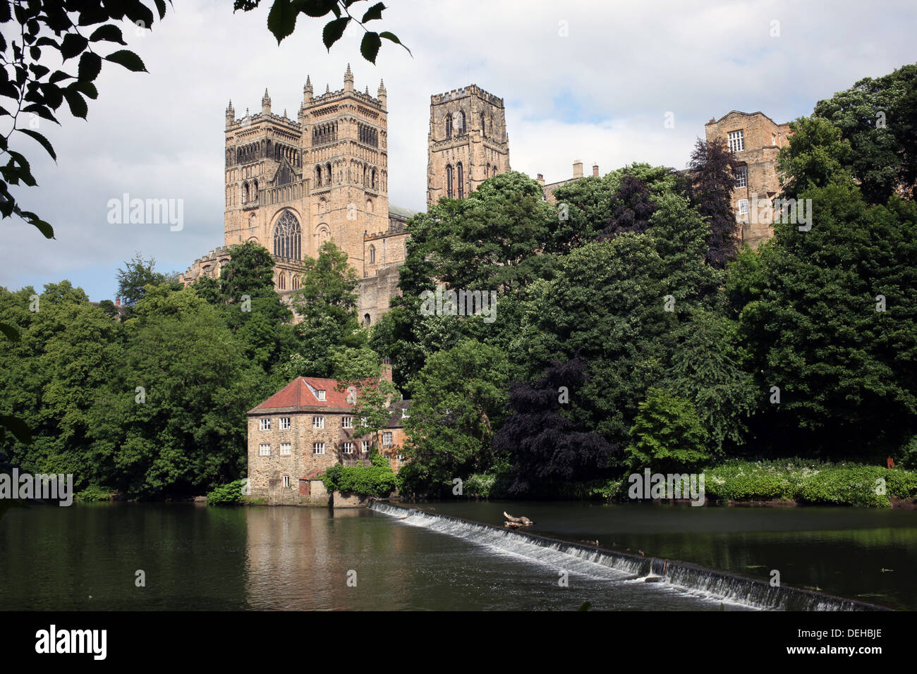 La Cattedrale di Durham vista dal fiume a piedi - Durham - County Durham - Inghilterra - UK Foto Stock