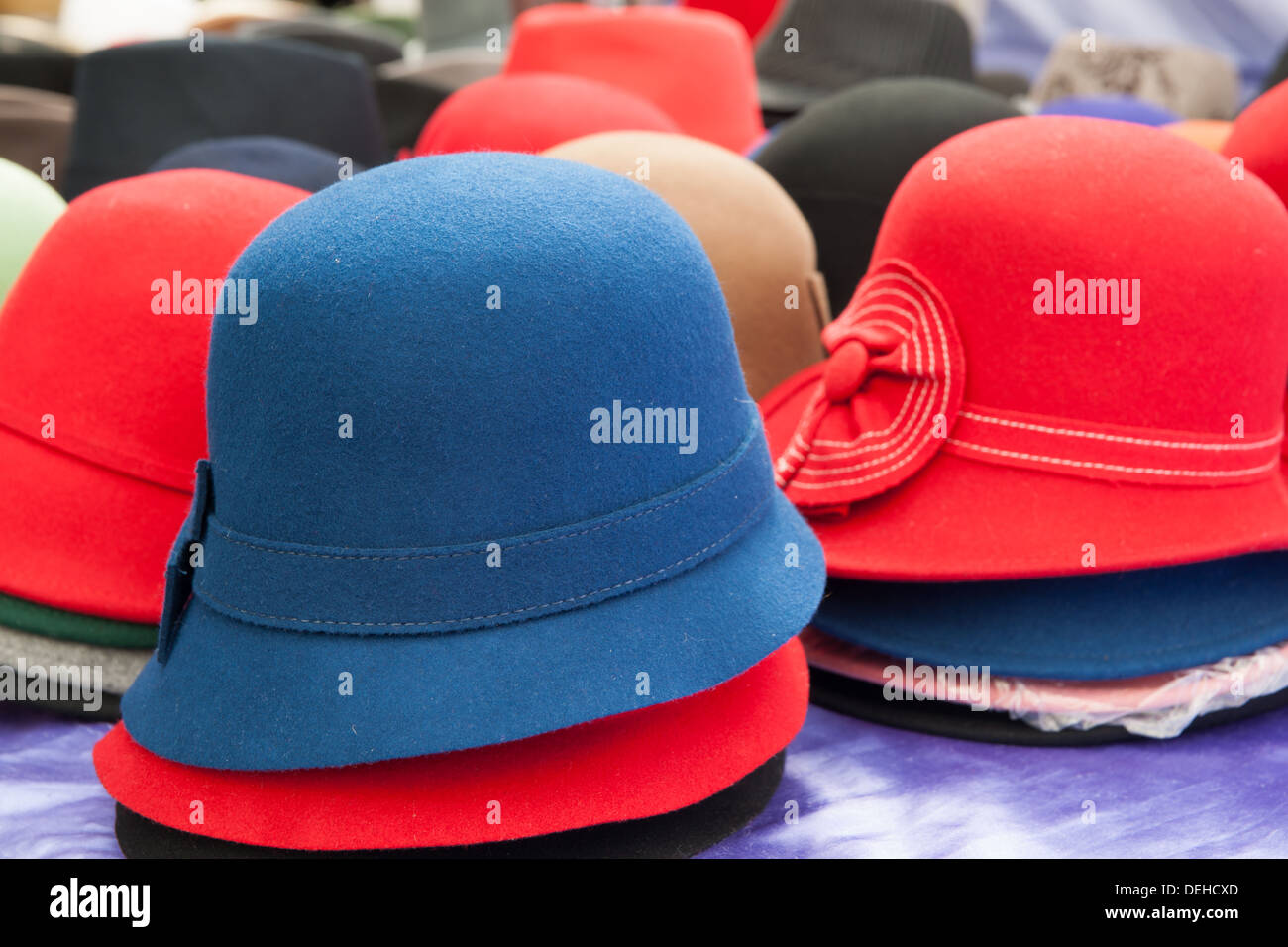 Cappelli di feltro in vendita. Foto Stock