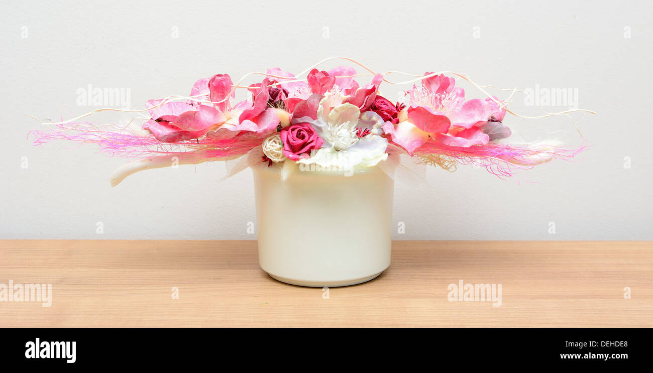 Closeup shot con home la decorazione floreale sul tavolo. Foto Stock
