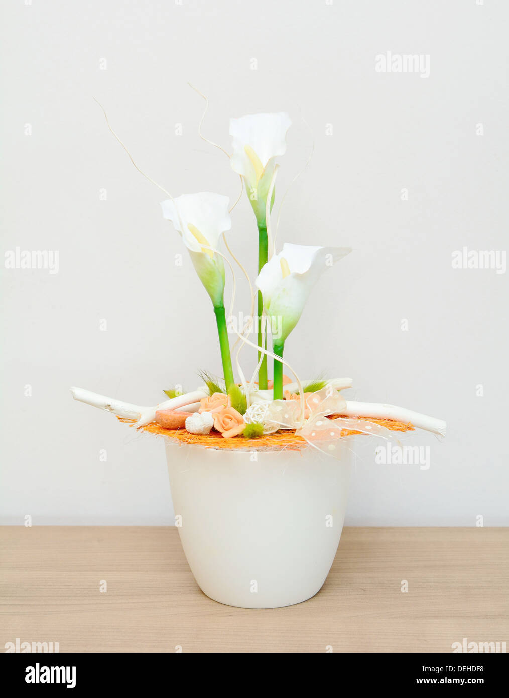 Closeup shot con home la decorazione floreale sul tavolo. Kala bianco fiori. Foto Stock