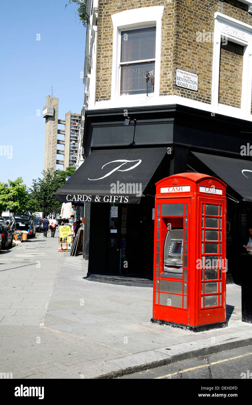 Nella casella Telefono convertito in un bancomat sul angolo di Golborne Road e Bevington Road, North Kensington, London, Regno Unito Foto Stock