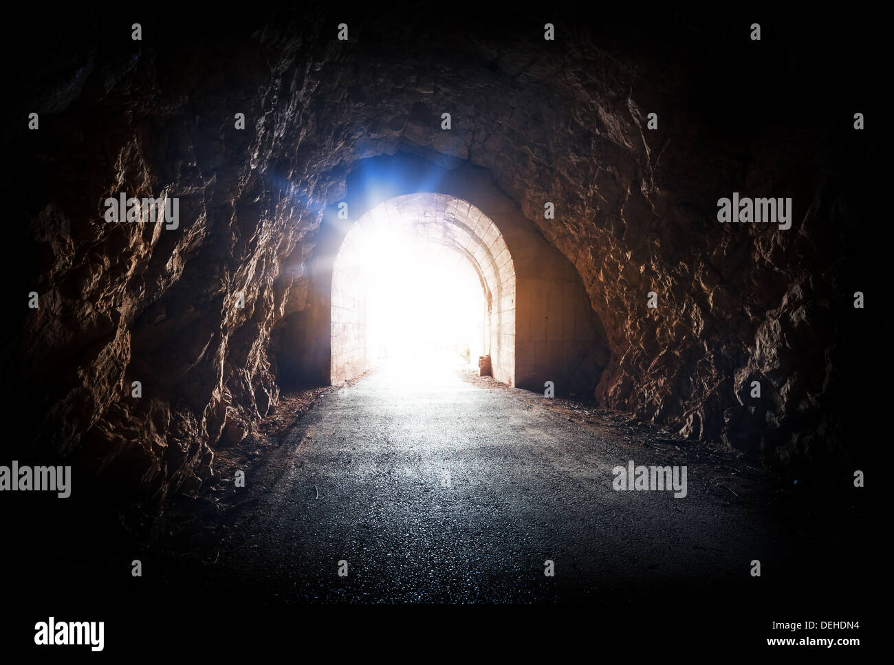 Fine del tunnel scuro con magic luce blu dall'esterno Foto Stock