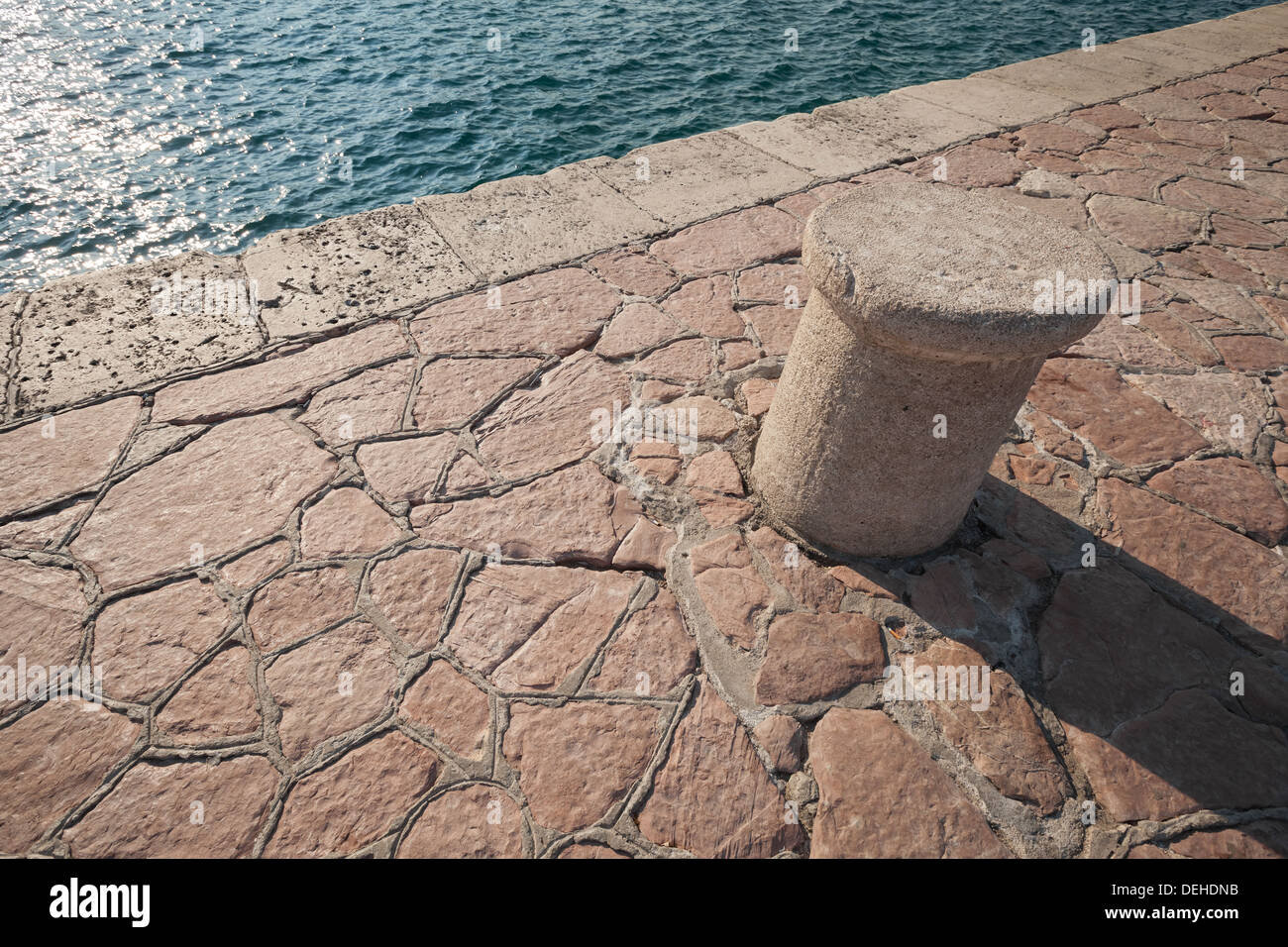 Vecchio ormeggio navale bollard stand sul molo di pietra in Montenegro Foto Stock