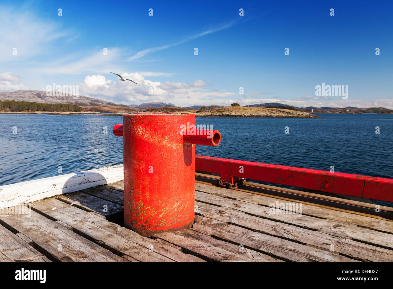 Rosso bollard ormeggio sul molo di legno in Norvegia Foto Stock