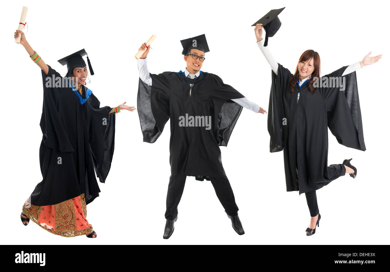 Corpo completo gruppo di multi gare studentessa universitaria in abito di graduazione jumping isolati su sfondo bianco Foto Stock