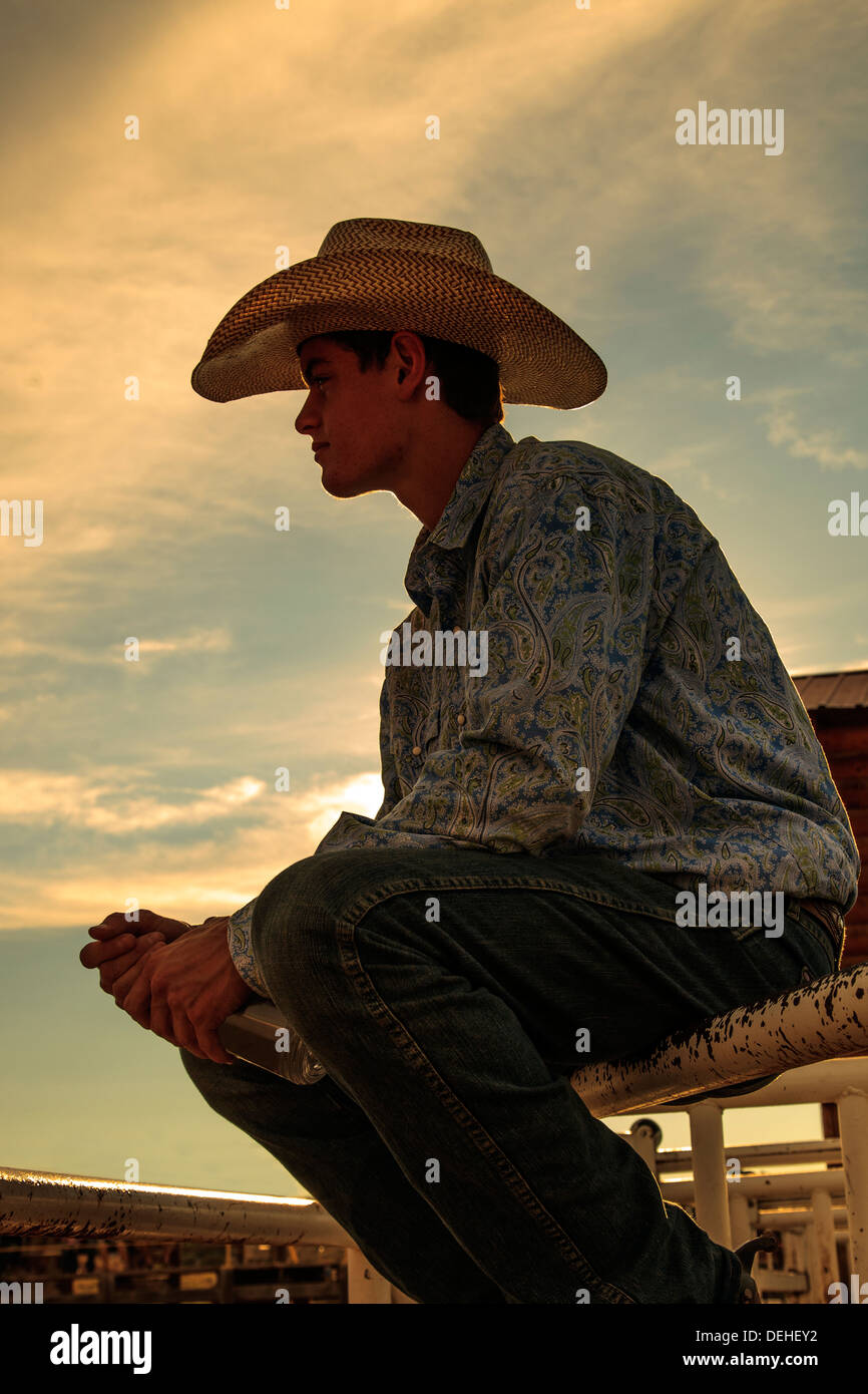 Ritratto di un cowboy funzionante a Rimrock rodeo, Grand Junction, Colorado, Stati Uniti d'America presa al tramonto Foto Stock