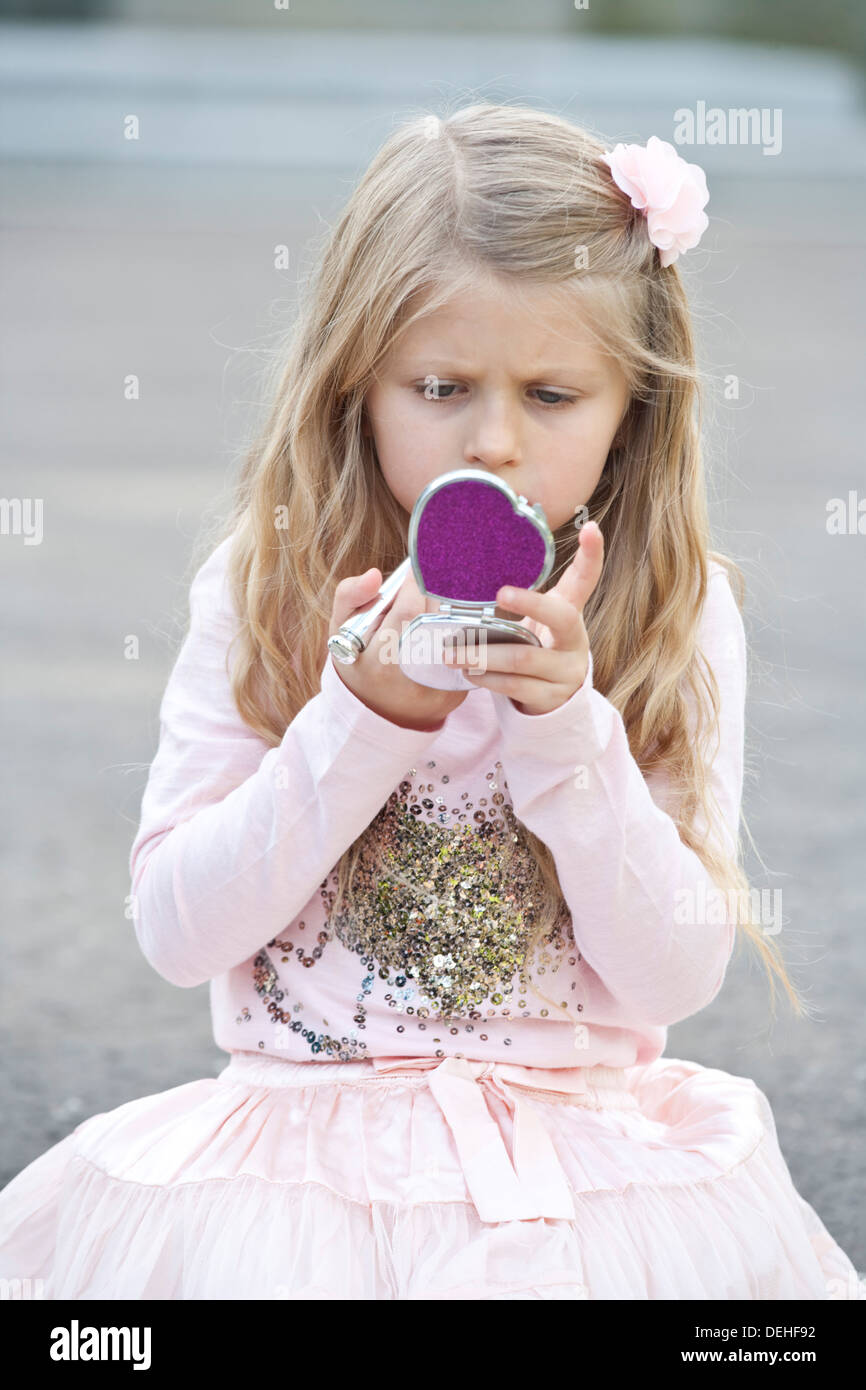 Piuttosto giovane bambino (6) vestita in rosa. Foto Stock