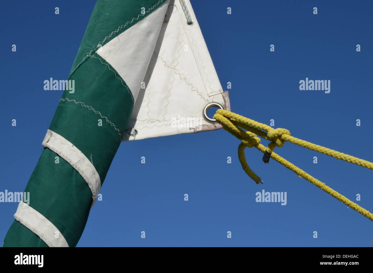 Il bianco e il verde vela e corda giallo contro il cielo blu in Douarnenez Bretagna Francia Foto Stock