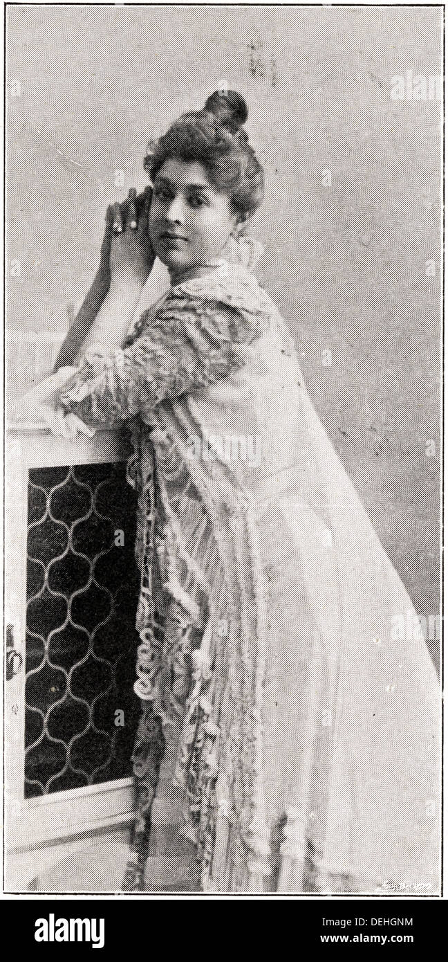 Donna in stile vittoriano. 1890 moda vittoriana da Parigi dal designer DOUCET circa 1898 Foto Stock