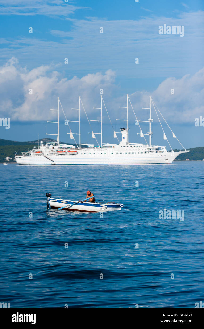 Barca a remi e barca di linea, porto di Zadar, contea di Zara, Dalmazia, Croazia, Europa. Foto Stock
