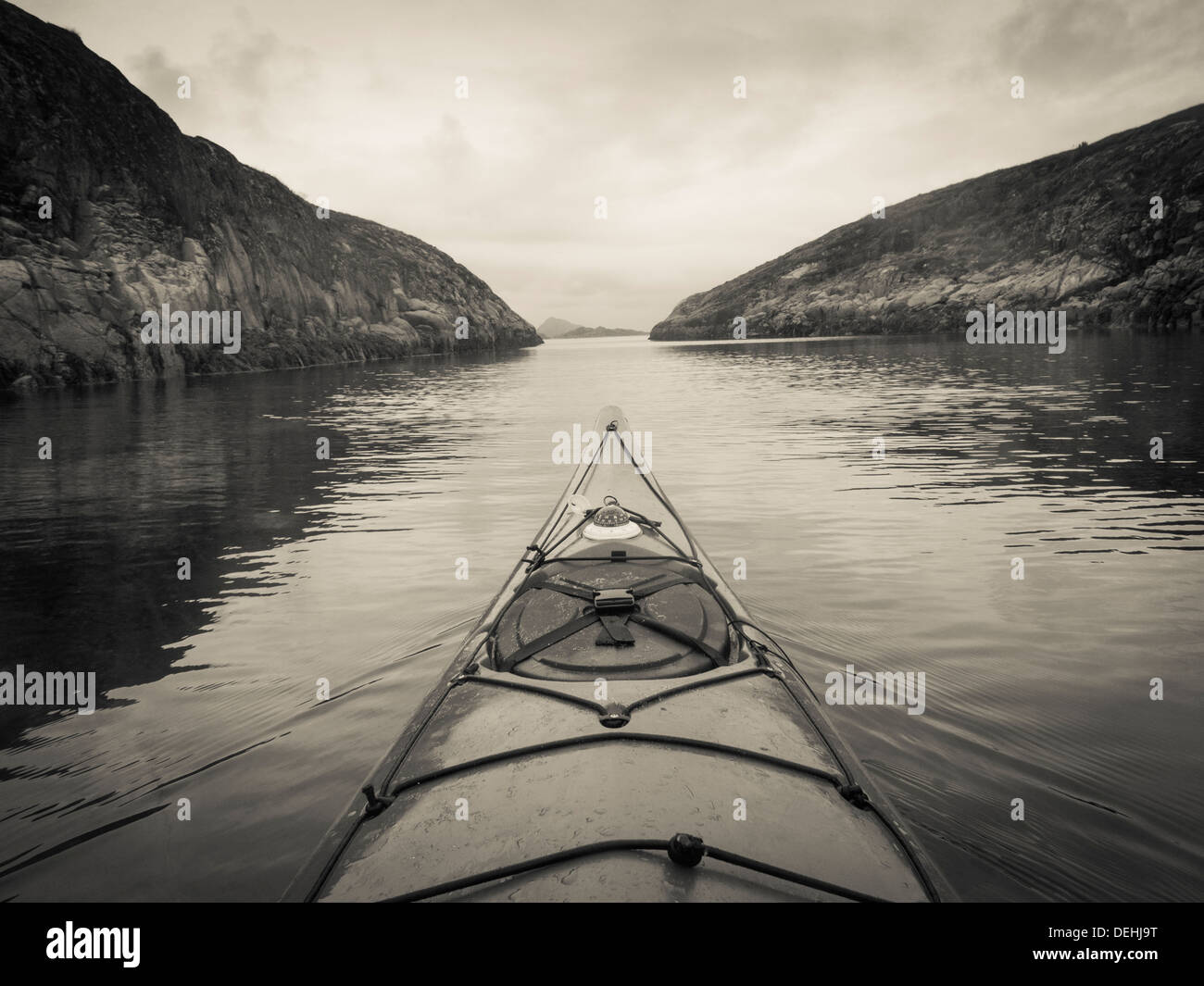 Seakayak in un canale tra le isole, Norvegia settentrionale, Scandinavia, Europa Foto Stock
