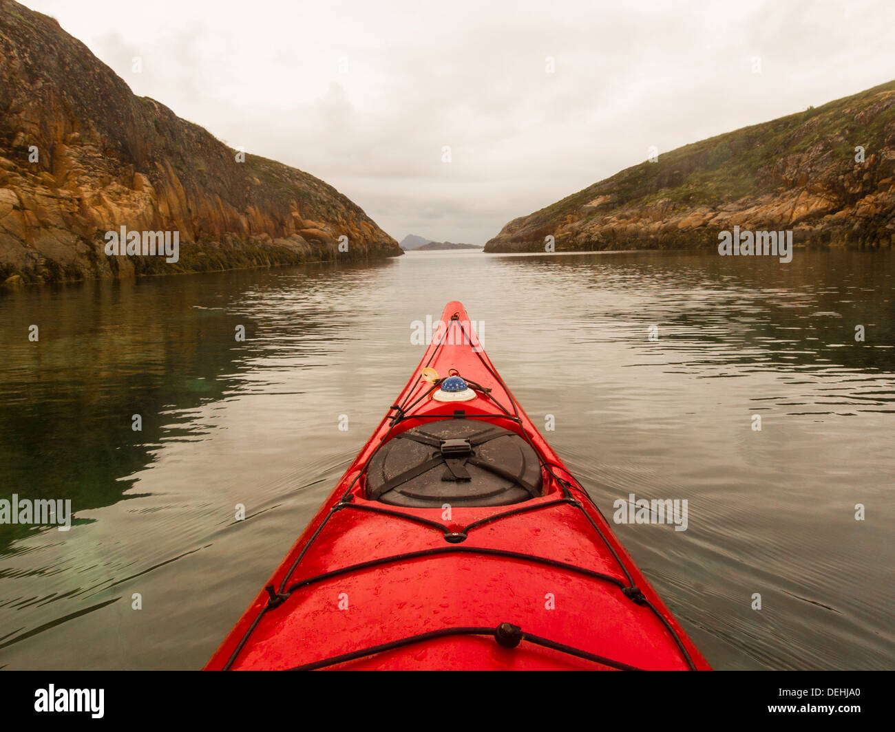 Seakayak in un canale tra le isole, Norvegia settentrionale, Scandinavia, Europa Foto Stock