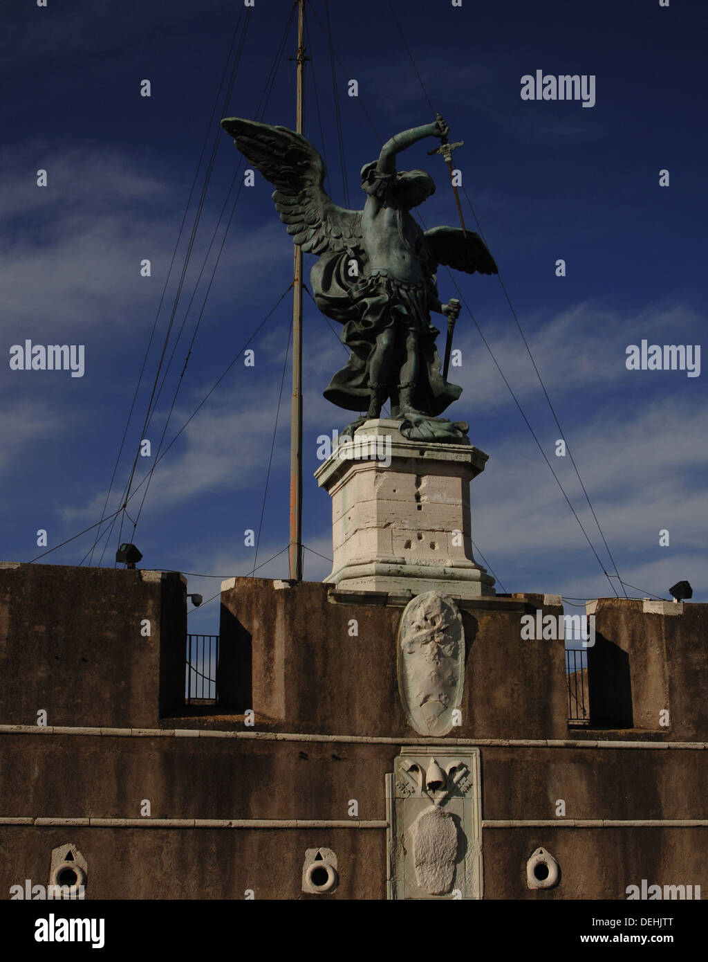 L'Italia. Roma. L'Arcangelo Michele. Statua sulla sommità di Castel Sant'Angelo da Peter Anton von Verschaffelt (1710-1793). Bronzo. Foto Stock