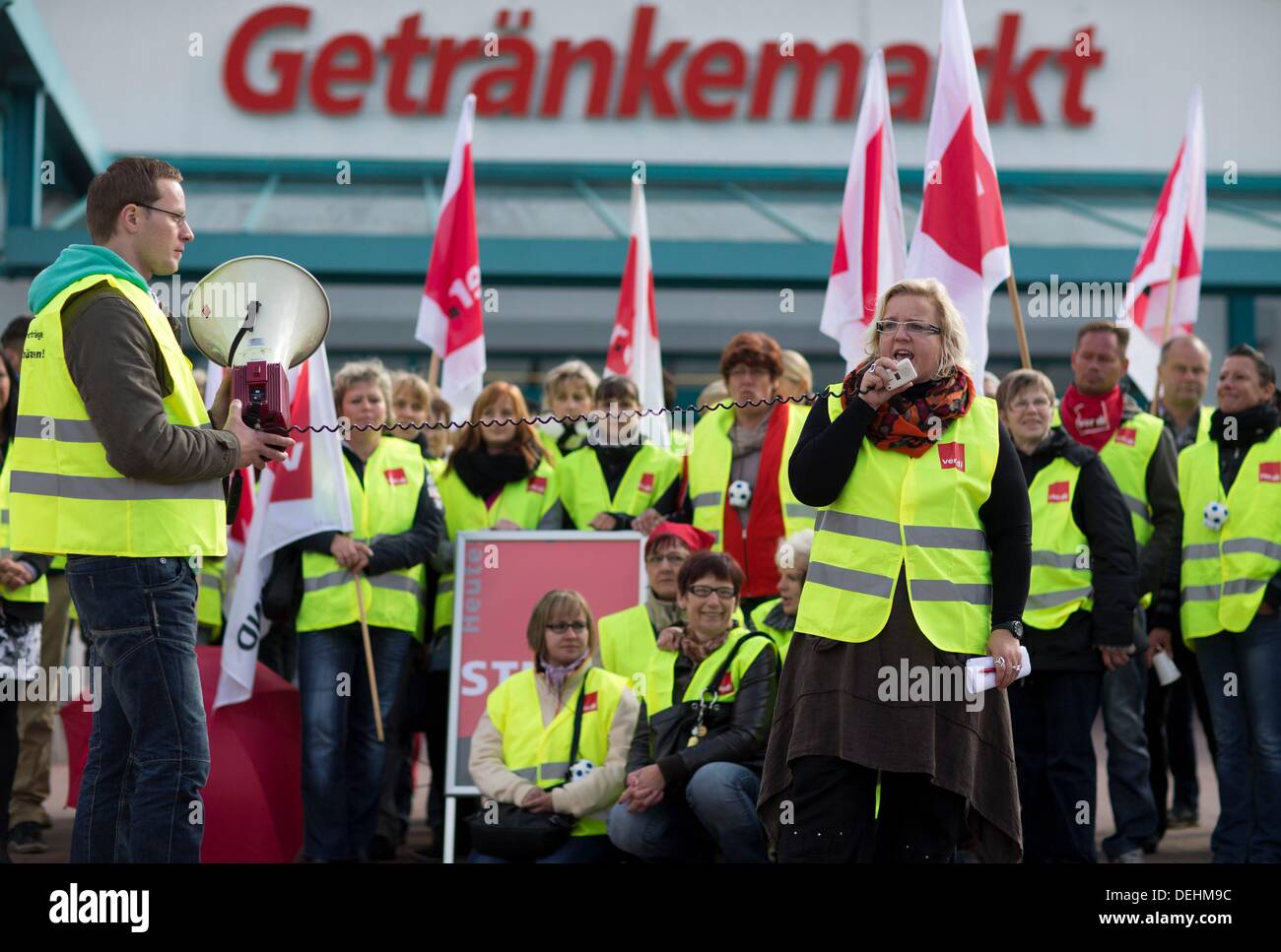 I deputati Verdi di colpire in un mercato al dettaglio in Schwerin, Germania, 19 settembre 2013. Esse sono in battuta contro l'offerta da parte del datore di lavoro di un graduale aumento dei salari del 4 per cento. Foto: Jens BUETTNER Foto Stock